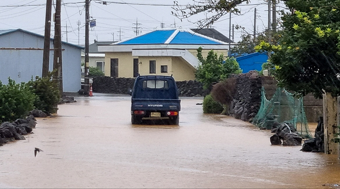 ▲제11호 태풍 힌남노가 북상 중인 4일 오후 제주 서귀포시 대정읍 영락리의 마을 도로가 불어난 빗물에 잠겨 있다. 기상청에 따르면 태풍은 오는 6일 새벽 제주를 지나 남해안에 상륙할 것으로 전망됐다. (사진제공=제주도소방안전본부 제공)