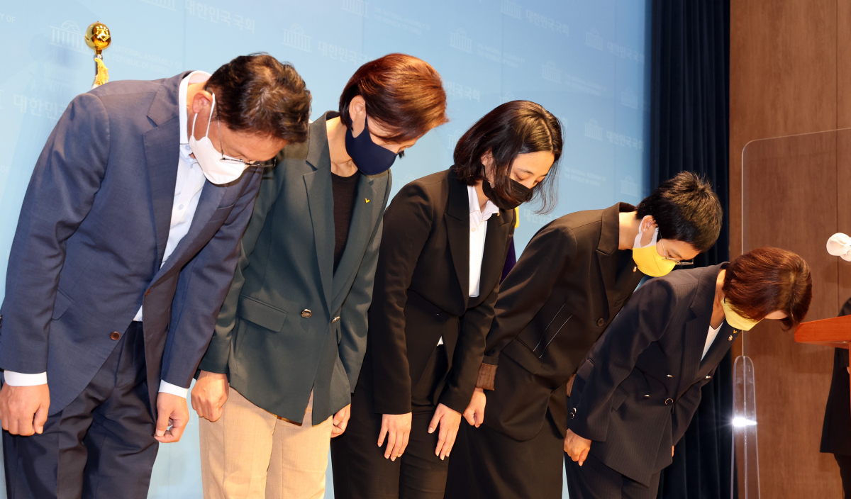 ▲이은주 정의당 비상대책위원장과 의원들이 5일 오전 여의도 국회 소통관에서 당원 총투표 관련 의원단 합동 기자회견을 마치고 인사하고 있다. 오른쪽부터 이은주 비상대책위원장, 장혜영, 류호정, 강은미, 배진교 의원. (국회사진기자단 )