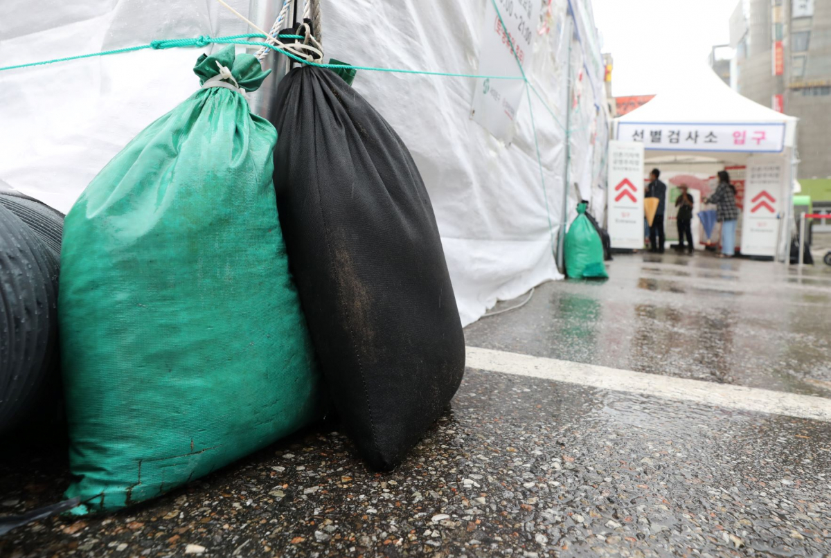 ▲제11호 태풍 '힌남노'가 북상하고 있는 4일 오후 서울 서대문구 신촌기차역 임시선별검사소에 태풍에 대비한 모래주머니가 묶여있다. (뉴시스)