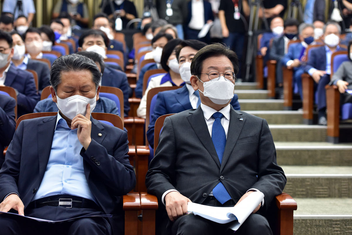 ▲더불어민주당 이재명 대표(오른쪽)와 정청래 최고위원이 5일 국회에서 열린 비상의원총회에서 자리에 앉아 있다. (국회사진기자단)