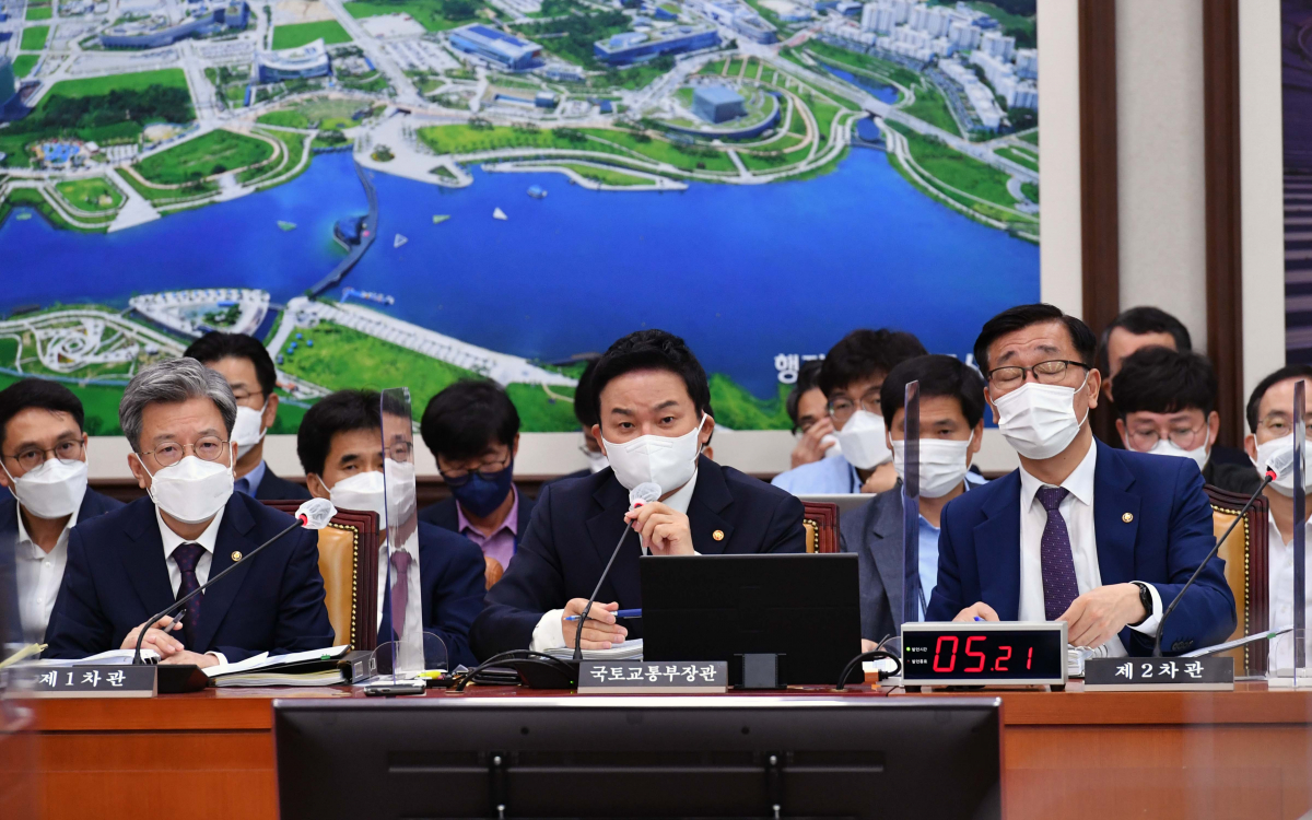▲원희룡 국토교통부 장관이 5일 오전 국회에서 열린 국토교통위원회 전체회의에서 의원 질의에 답하고 있다. (연합뉴스)