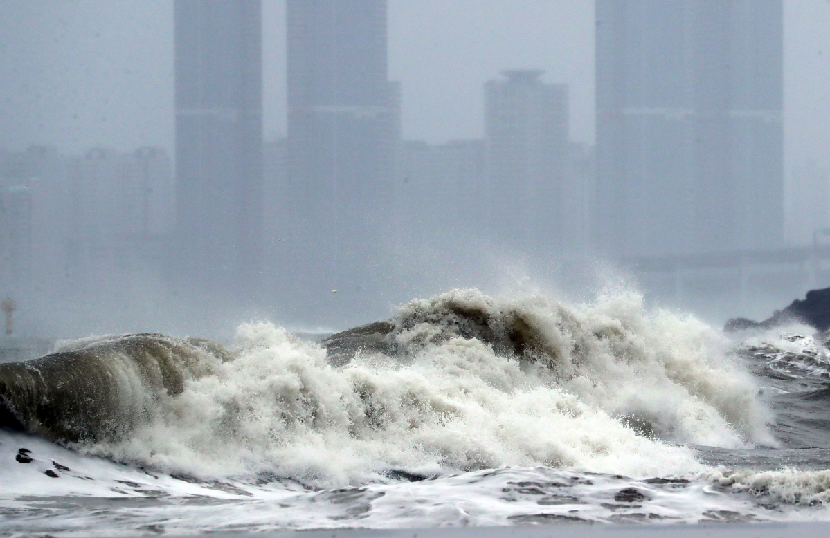 ▲제11호 태풍 '힌남노'가 북상 중인 5일 오후 부산 해운대해수욕장 앞바다에 거센 파도가 몰아치고 있다. (뉴시스)