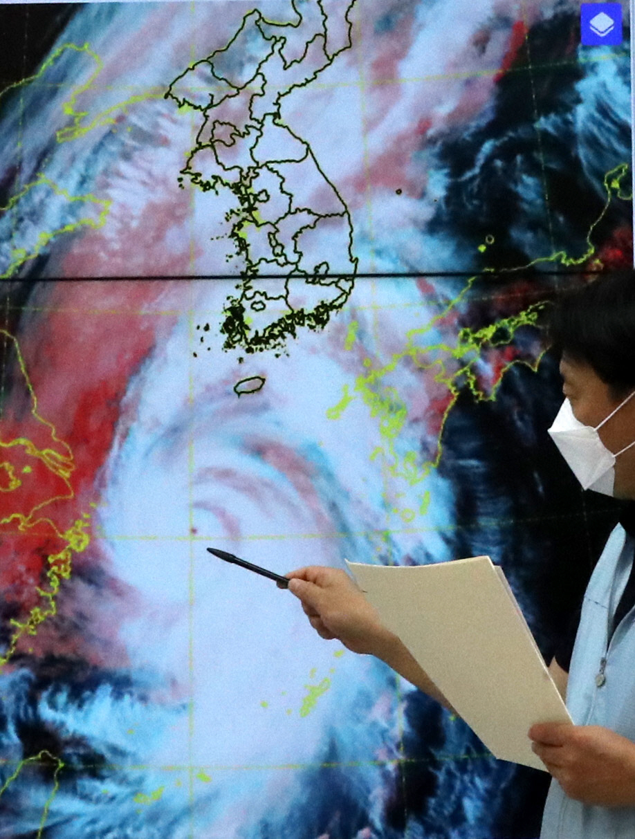 ▲태풍 ‘힌남노’가 한반도에 근접하고 있는 5일 오전 서울 동작구 기상청에서 직원이 태풍 ‘힌남노’의 현재 상황을 점검하고 있다. (뉴시스)