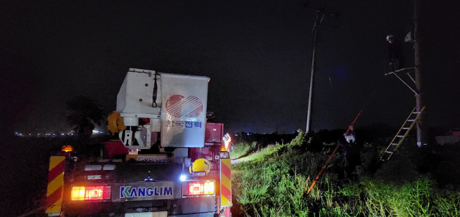 ▲정전 복구하는 한전 직원들(연합뉴스)