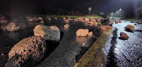 ▲제주도가 태풍 힌남노 영향권에 든 6일 새벽 서귀포 해안도로에 돌들이 밀려와 있다.(연합뉴스)