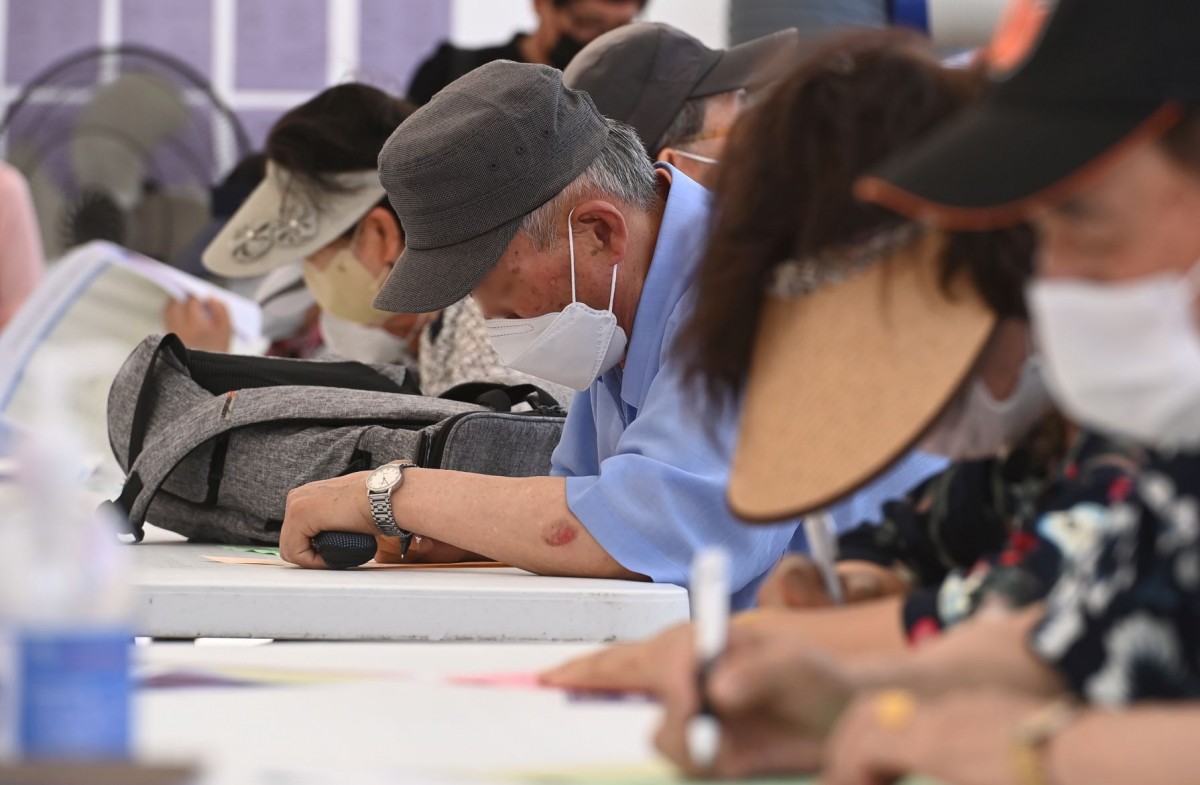 ▲6월 21일 경기 수원시 팔달구 화성행궁광장에서 열린 '노인일자리 채용한마당'을 찾은 어르신들이 구직신청서를 작성하고 있다. (뉴시스)