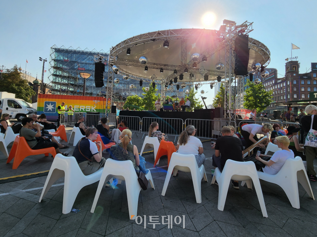 ▲8월 15일(현지시간) 덴마크 코펜하겐 시청 광장 앞에 열린 '2022 코펜하겐 프라이드' 축제 현장. 광장 한 켠에 설치된 무지갯빛 머스크사 컨테이너가 눈길을 끈다. 시민들은 무지개빛 깃발을 들고, 망토를 두르고 이곳을 찾았다. 축제는 8월 13일부터 21일까지 진행됐으며 거리 곳곳 토론회, 워크숍, 문화 행사 등도 열렸다. 이곳에서 시민들은 공존과 다양성을 논의했다.  (코펜하겐=유혜림 기자 wiseforest@)