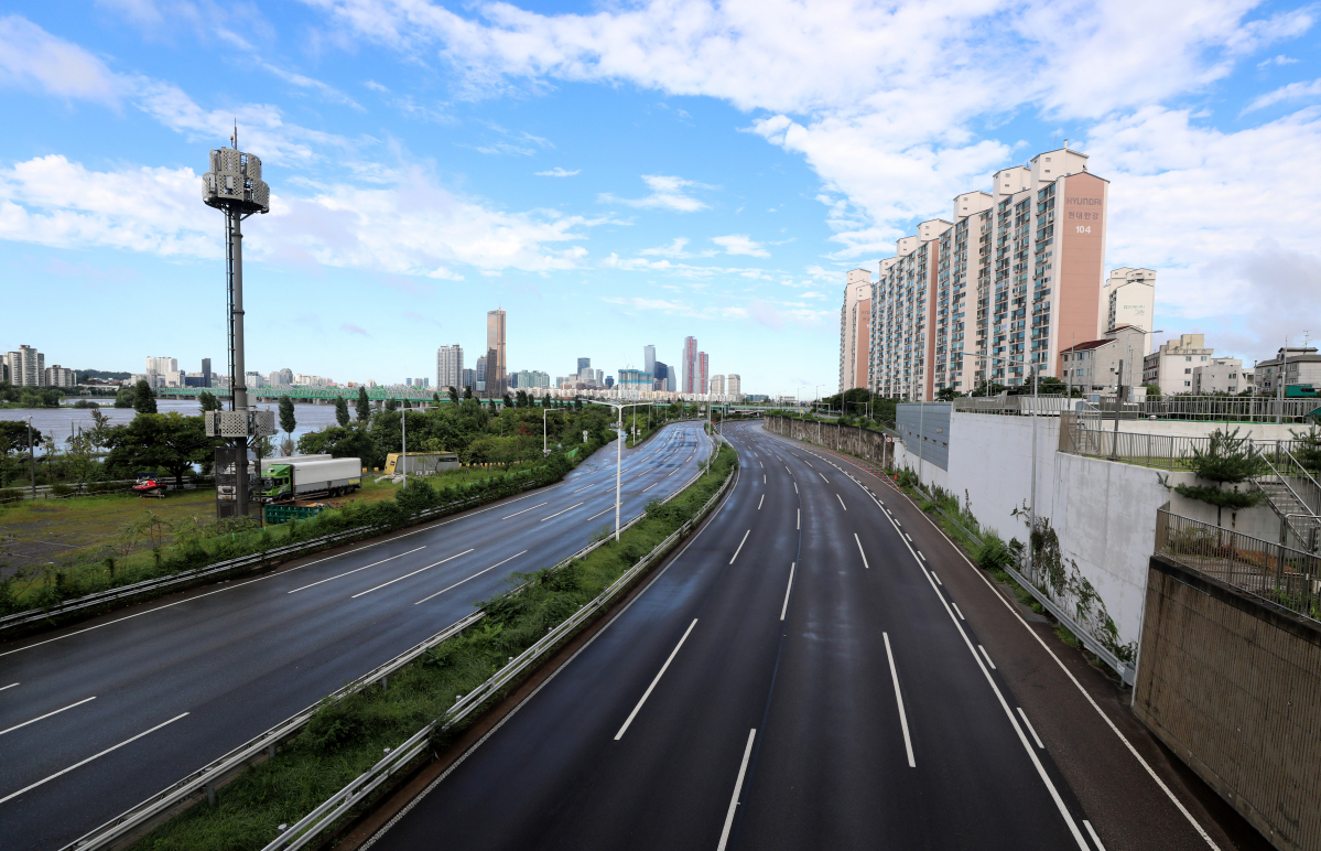 ▲서울지역이 태풍 '힌남노'의 영향권에서 벗어난 6일 오전 서울 용산구 한강대교 인근 강변북로의 통제가 이어지고 있다. (뉴시스)