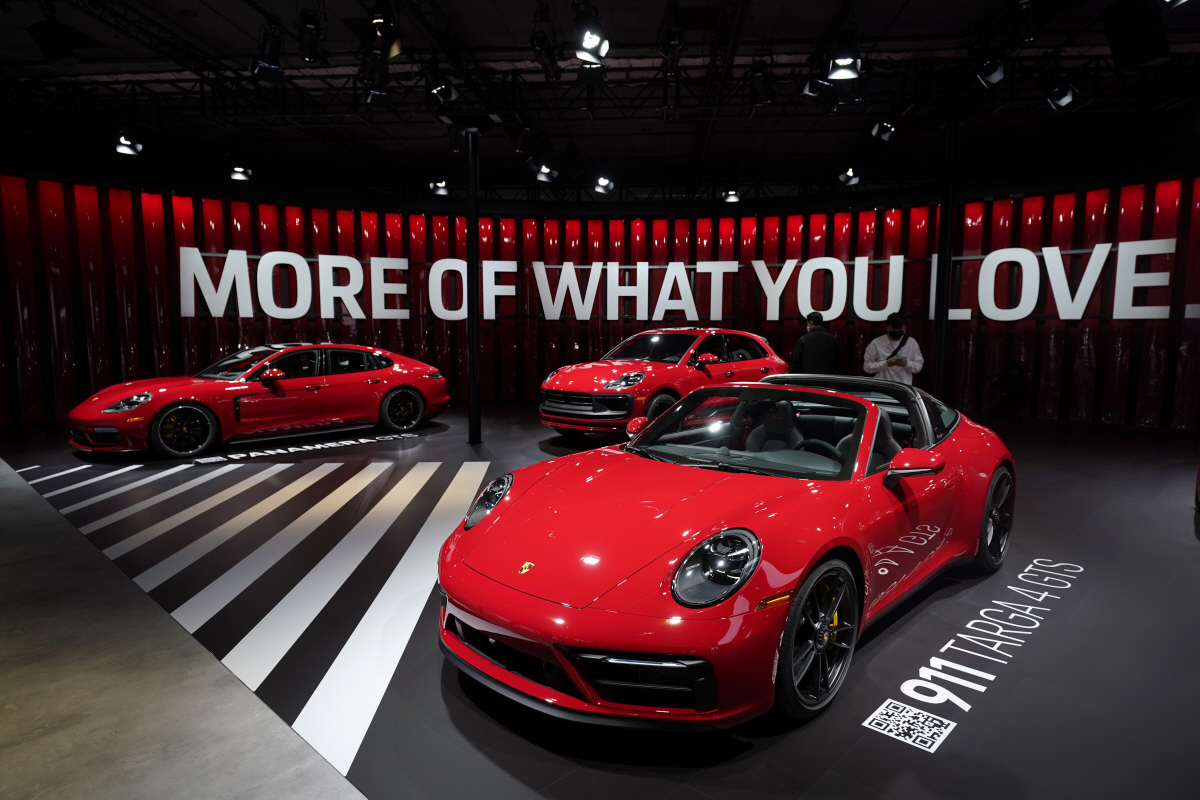 ▲포르쉐가 2021년 11월 18일(현지시간) 미국 캘리포니아주 로스앤젤레스(LA) 오토쇼에서 911타르가 4GTS를 비롯한 신차를 선보이고 있다. LA/AP뉴시스