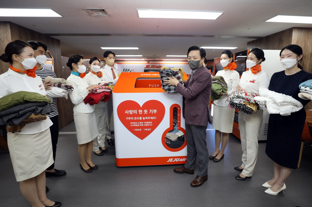 ▲6일 오전 제주항공 객실승무원 라운지에서 김이배 제주항공 대표이사가 임직원들과 함께 헌 옷 수거함에 헌 옷을 기부하고 있다. (사진제공=제주항공)