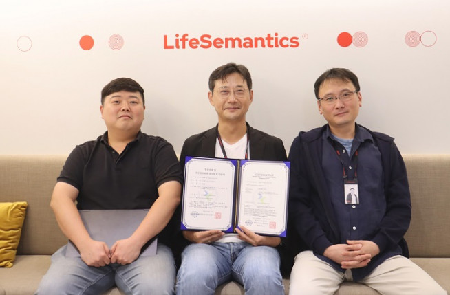 ▲라이프시맨틱스는 최근 정보보호 및 개인정보보호 관리체계 ‘ISMS-P’ 인증을 획득했다.(사진 왼쪽부터 우명관 개발팀장, 김광훈 CISO, 최재혁 매니저)