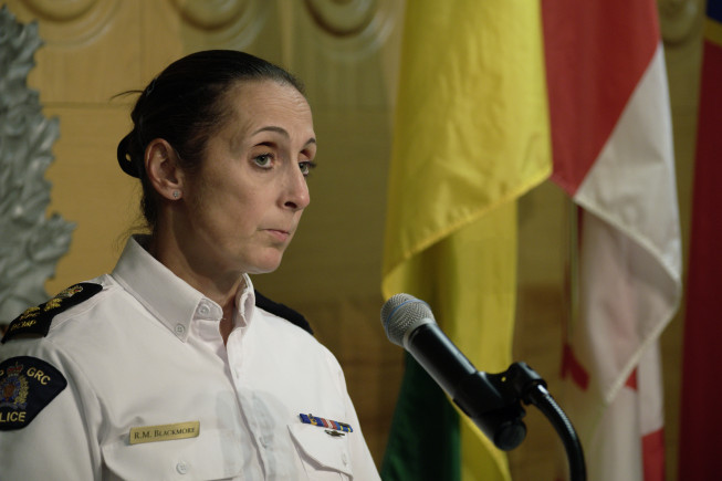 ▲5일(현지시간) 론다 블랙모어 캐나다 왕립기마경찰(RCMP) 부국장이 서스캐처원주 흉기 연쇄 살인 사건과 관련한 기자회견을 하고 있다. 레지나/AP뉴시스