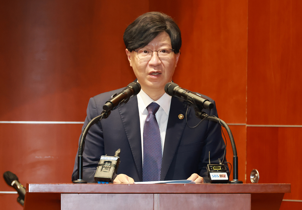 ▲김소영 금융위원회 부위원장이 6일 오후 2시 서울 여의도 금융투자협회에서 열린 '증권형 토큰 발행·유통 규율체계 정비 방향 세미나'에 참석해 유관기관인 금융감독원, 자본시장연구원, 한국예탁결제원, 한국거래소와 함께 전문가와 이해관계자의 의견을 수렴하는 자리를 가졌다. (출처=금융위원회)