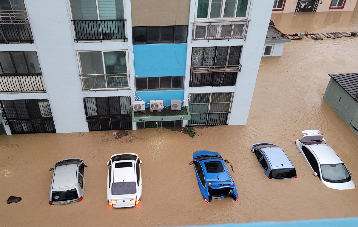 ▲태풍 힌남노의 영향으로 6일 오전 경북 포항시 남구 한 주택가가 침수됐다. (연합뉴스)