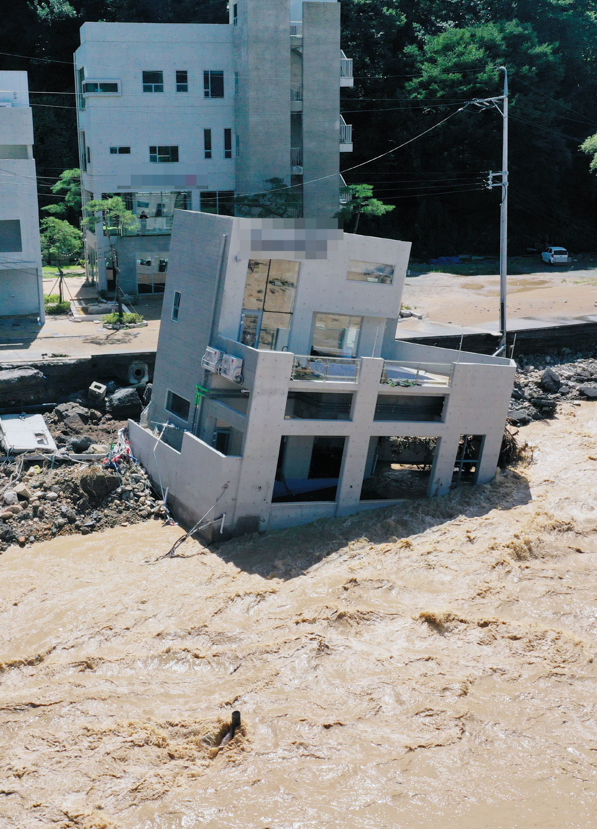 ▲태풍 ‘힌남노’의 강풍과 폭우 탓에 6일 경북 포항시 남구 오천읍의 한 풀빌라가 물에 떠내려가 있다. (연합뉴스)