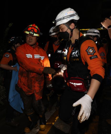 ▲6일 저녁 태풍 '힌남노'의 폭우로 잠긴 경북 포항시 남구의 한 아파트 지하 주차장에서 소방·군 관계자들이 실종된 주민을 구조하고 있다.  (연합뉴스)