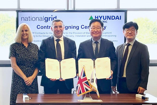 ▲현지 시간 6일 영국 내셔널그리드 본사에서 현대일렉트릭 조석 대표(오른쪽 두 번째)와 내셔널그리드 마크 브래클리(Mark Brackley) 구매 본부장(왼쪽 두 번째)이 총 474억 원 규모의 변압기 공급 계약을 체결했다. (사진제공=현대일렉트릭)