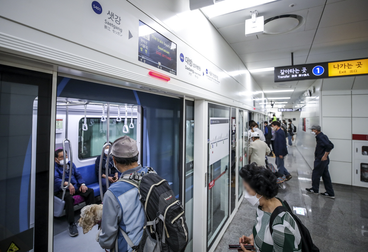 ▲(뉴시스) 8월 30일 서울 영등포구 신림선 대방역에서 시민들이 열차에 탑승하고 있다.
