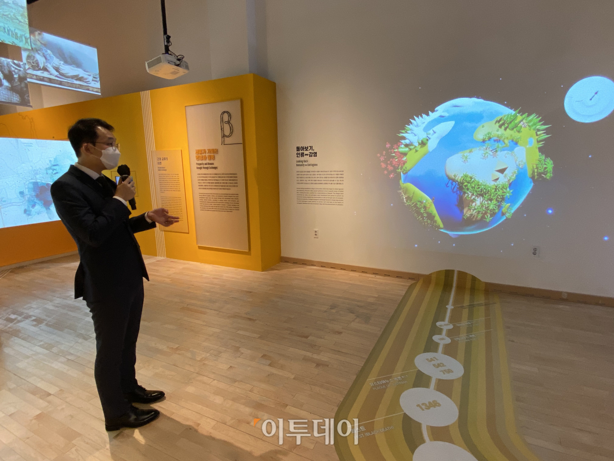 ▲이도원 전시운영과 학예연구사가 7일 오전 서울 종로구에 있는 대한민국역사박물관에서 전시 해설을 하고 있다. (송석주 기자 ssp@)