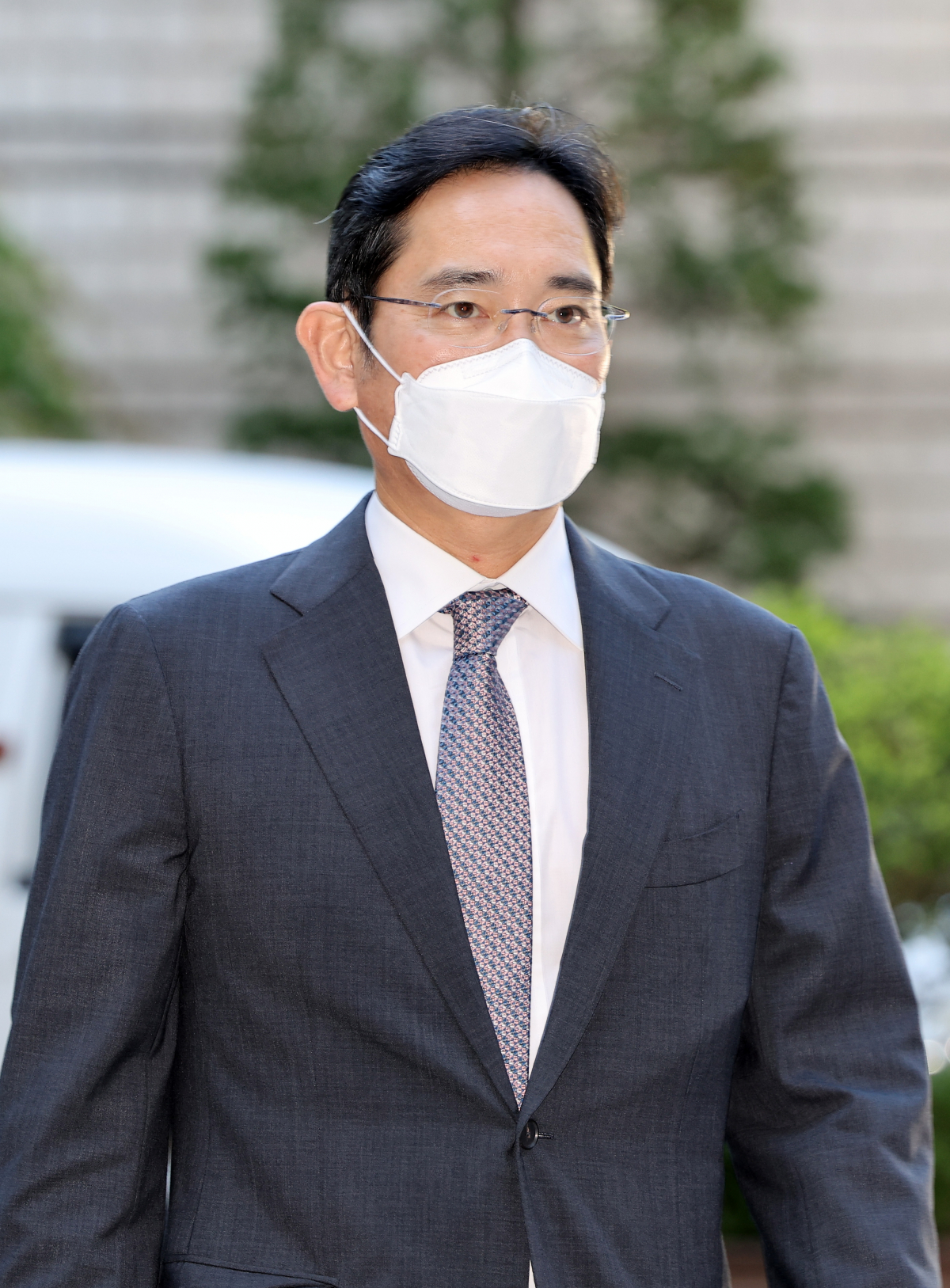 ▲이재용 삼성전자 부회장이 2일 오전 서울 서초구 서울중앙지방법원에서 열린 1심 속행공판에 출석하기 위해 법정으로 향하고 있다. (연합뉴스)