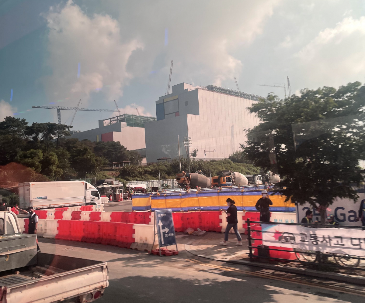 ▲삼성전자 평택캠퍼스 P3의 모습. P3의 동쪽은 현재 공사가 진행 중이다. 오른쪽에는 P4가 기초공사를 하고 있다. (강태우 기자 burning@)