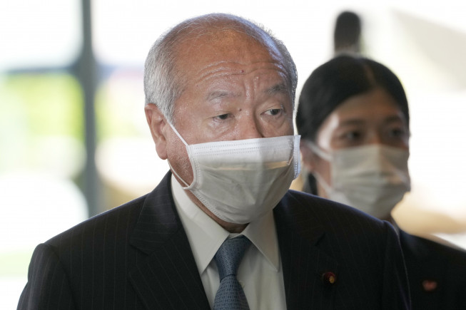 ▲8월 10일 스즈키 슌이치 일본 재무상이 총리실로 이동하고 있다. 도쿄/AP뉴시스