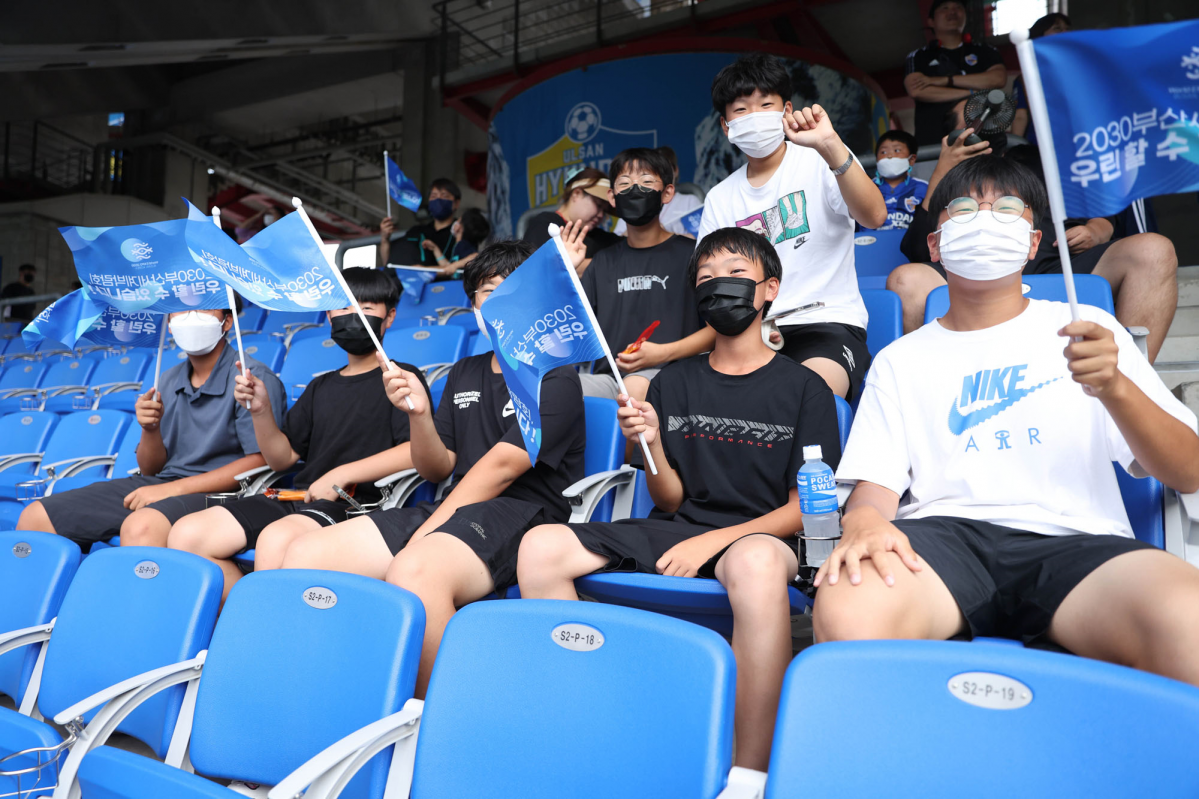 ▲삼성은 부산엑스포 홍보를 위해 라이온스 야구단, 블루윙스 축구단 유니폼과 경기장 대형 현수막에 엑스포 유치 응원 문구를 반영했다. (사진제공=대한상공회의소)