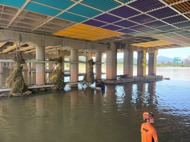 ▲울산 울주군 언양읍 일대에서 실종자 수색 중인 소방대원들. (사진제공=울산소방본부)