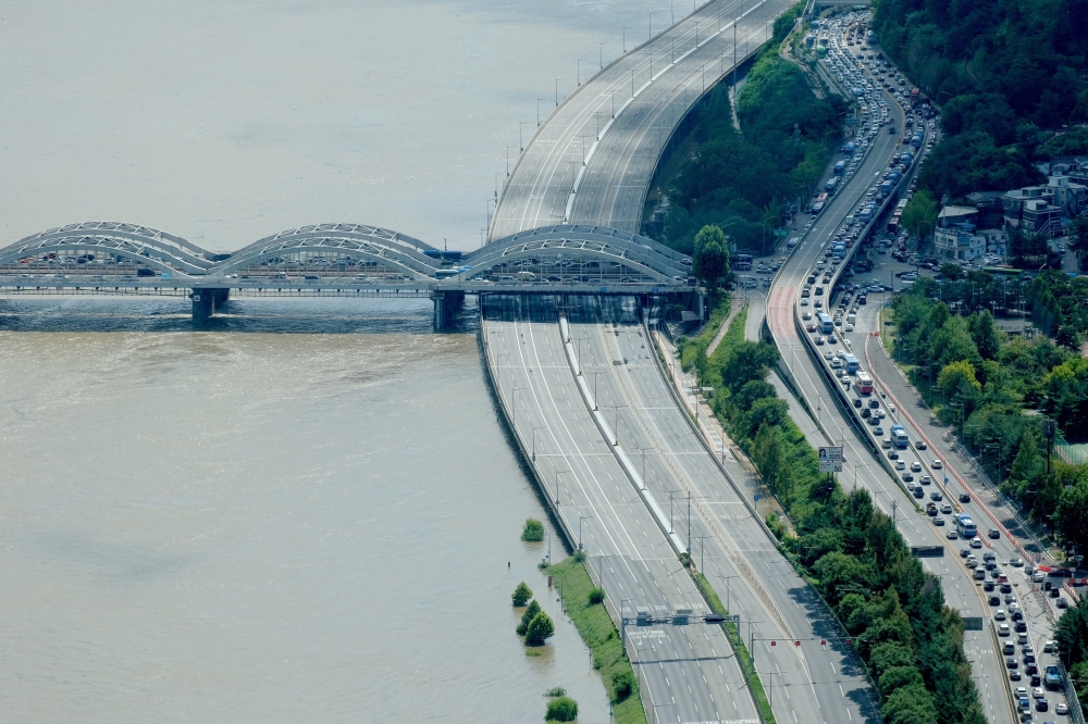 ▲제11호 태풍 힌남노의 영향으로 한강 수위가 올라간 가운데 6일 오전 서울 63스퀘어에서 바라본 올림픽대로가 통제돼 있다. (신태현 기자 holjjak@)