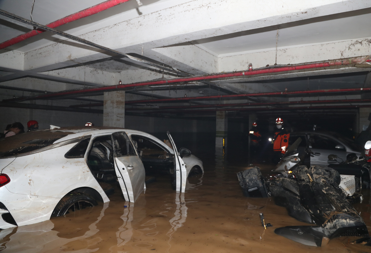 ▲7일 오후 2명이 구조되고 7명이 숨진 것으로 파악된 경북 포항시 한 아파트 지하주차장 내부에서 소방대원들이 구조 당시 상황을 설명하고 있다.(연합뉴스)
