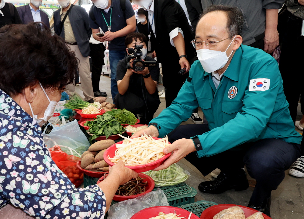 ▲추경호 경제부총리 겸 기획재정부 장관이 추석 연휴를 하루 앞둔 8일 세종 조치원읍 세종전통시장을 방문해 물품을 구매하고 있다. (연합뉴스)
