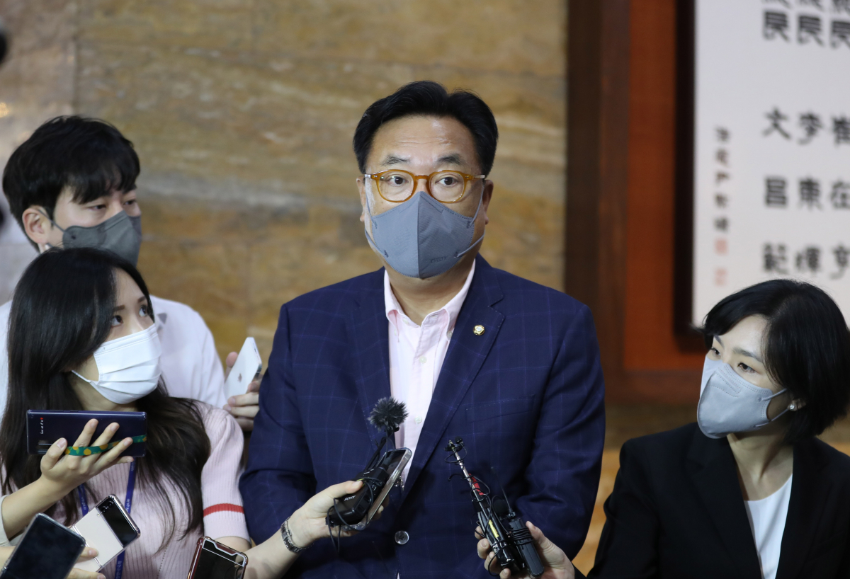 ▲[서울=뉴시스] 전진환 기자 = 국민의힘 비상대책위원장에 내정된 정진석 국회부의장이 8일 오전 국회로 출근해 기자들의 질문에 답하고 있다.  2022.09.08.  amin2@newsis.com