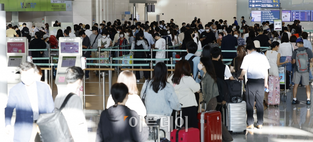 ▲ 인천국제공항 제1여객터미널 출국장에서 이용객들이 수속을 밟기 위해 대기하고 있다. 조현호 기자 hyunho@ (이투데이DB)