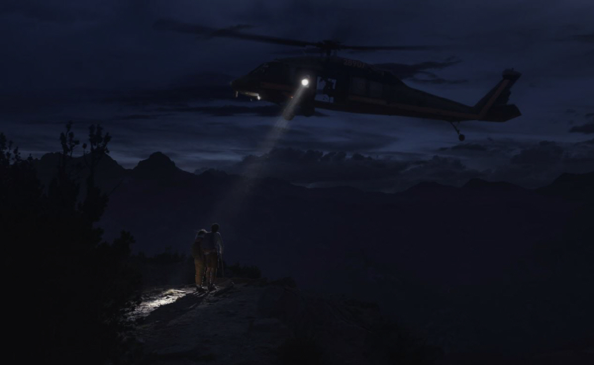 ▲애플 아이폰14 야간촬영 영상 캡처. 응급 상황 시 구조 요청(SOS) 할 정도로 밝은 빛을 발산, 산에서 조난 당한 남녀가 구조되는 장면 연출.