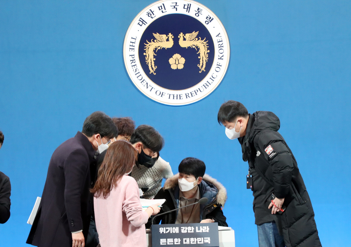 ▲2021년 청와대 춘추관에서 문재인 전 대통령의 신년 기자회견 리허설을 하고 있는 탁현민 전 비서관(뉴시스)
