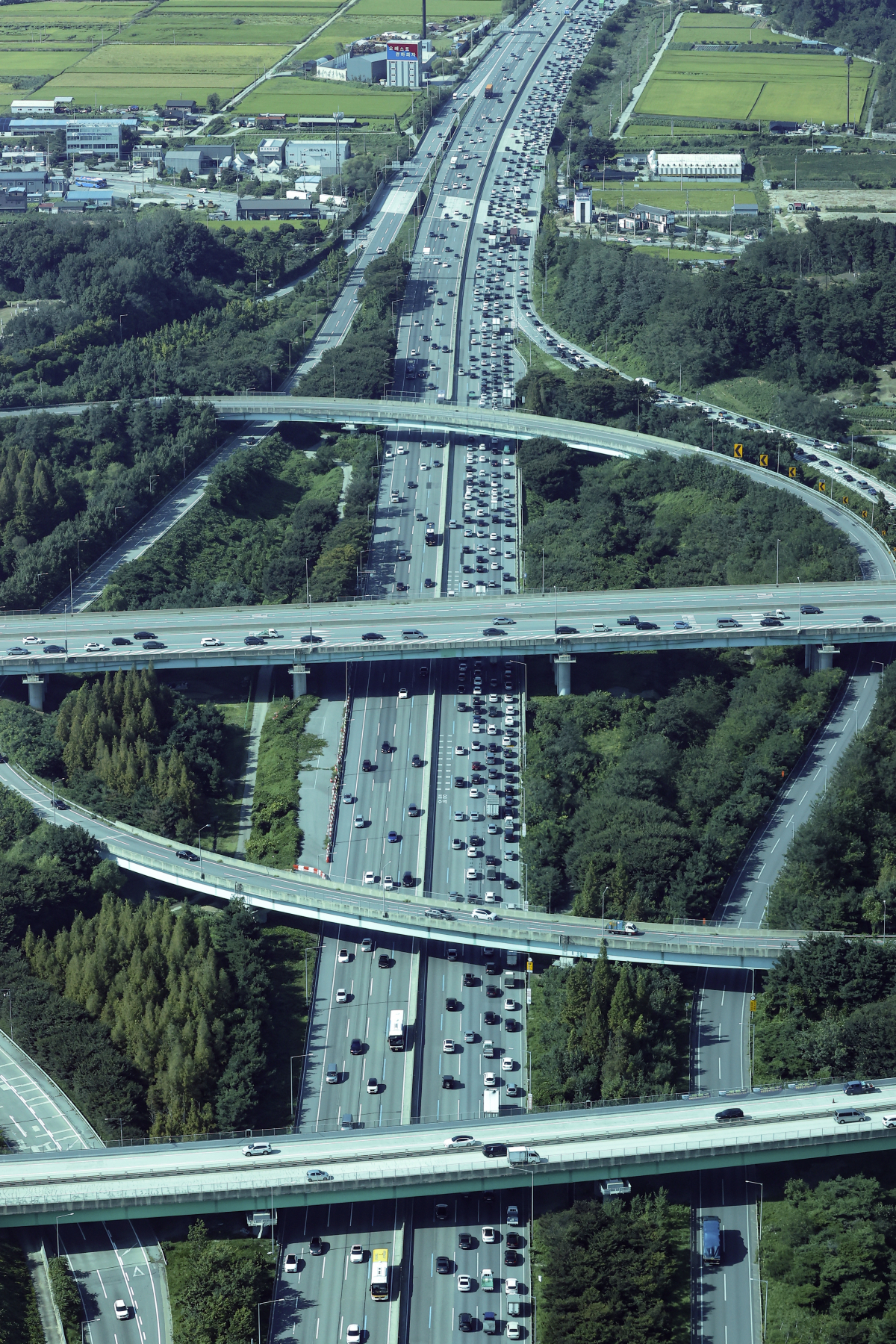 ▲(서울=연합뉴스) 서대연 기자 = 추석 연휴를 하루 앞둔 8일 오후 경찰청 헬기에서 바라본 경기도 안성시 안성JC 인근 고속도로가 귀성 차량 등으로 정체되고 있다. 2022.9.8  [항공촬영협조 = 이석주 경감, 장도형 경위]