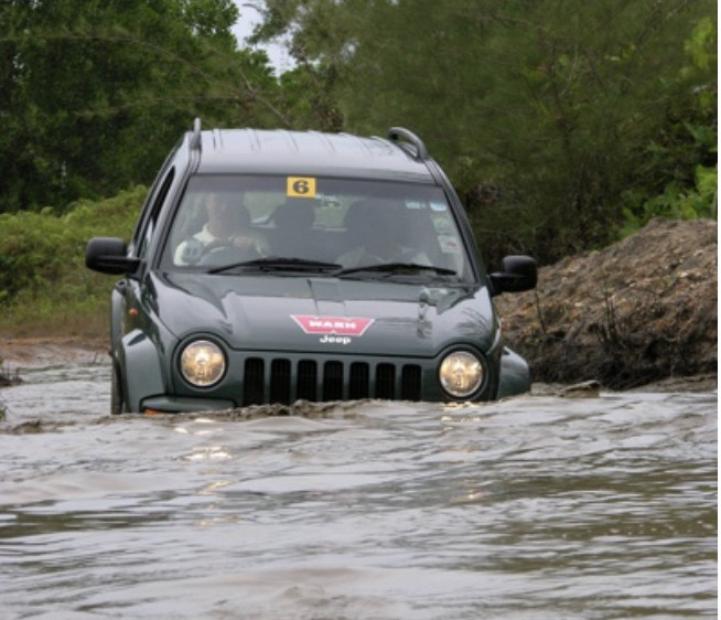 ▲험로에 접어들어 접지력이 흐려질 때에도 타이어 공기압 조절하면 접지력을 끌어올릴 수 있다. 물론 이처럼 특정 상황이 종료되면 반드시 제조사가 권고한 적정 공기압을 다시 맞추는 게 좋다.   (김준형 기자 junior@)