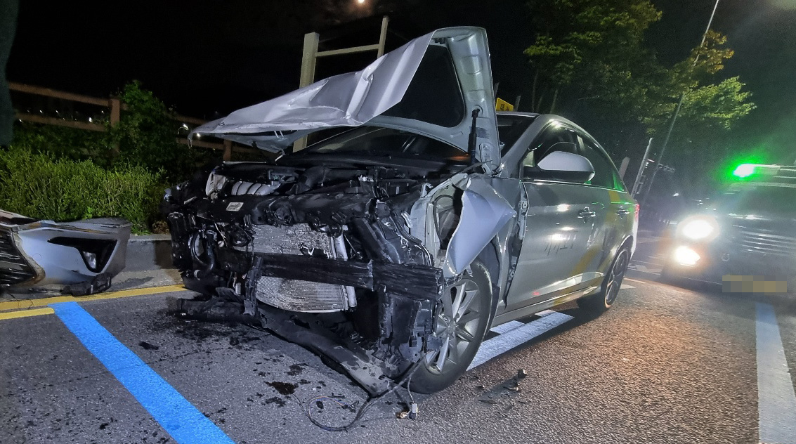 ▲교통사고로 반파한 차량. 사진은 기사 내용과 무관함. (연합뉴스)