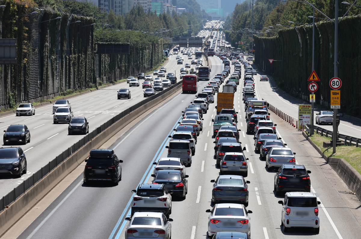 ▲추석 연휴 첫날인 9일 서울 서초구 잠원IC 부근 경부고속도로 부산 방향 하행선이 늘어난 차량으로 거북이 운행을 하고 있다. (연합뉴스)
