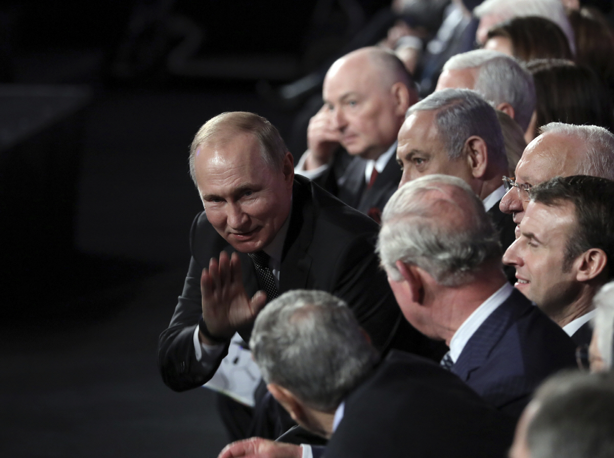 ▲블라디미르 푸틴 러시아 대통령이 2020년 1월 23일 예루살렘 세계홀로코스트포럼에서 찰스 당시 영국 왕세자 일행에게 인사하고 있다. 예루살렘/EPA뉴시스