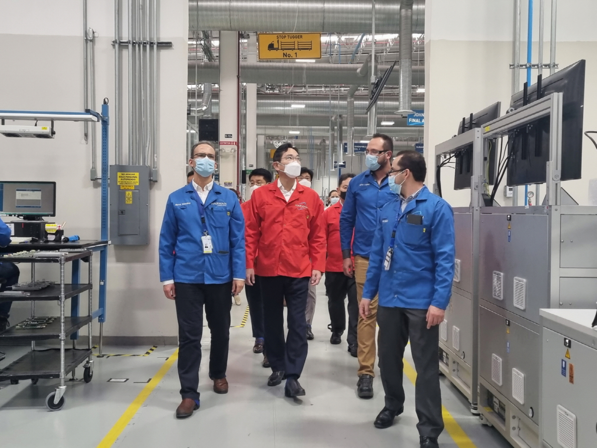 ▲지난 8일(현지시간) 하만 멕시코공장을 방문한 이재용 부회장 (사진제공=삼성전자)