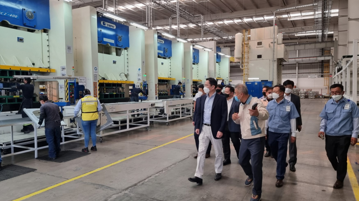 ▲9일(현지 시각) 삼성전자와 멕시코에 동반 진출한 협력회사의 멕시코 공장을 방문한 이재용 부회장의 모습 (사진제공=삼성전자)