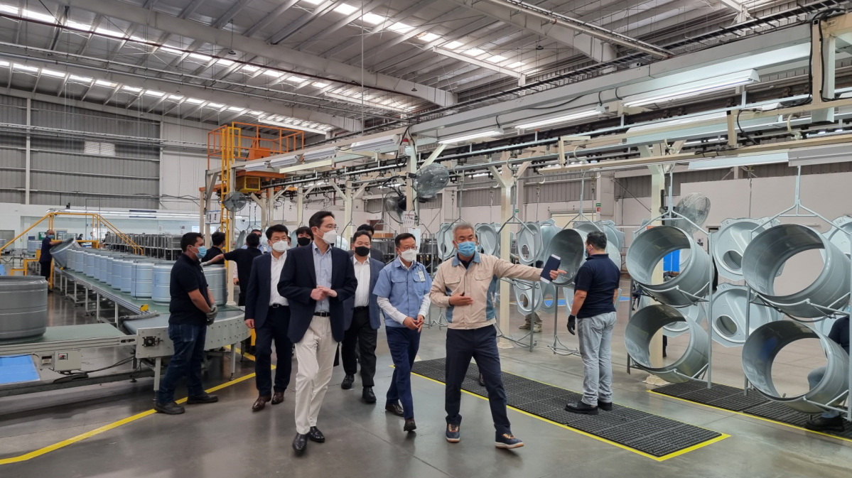 ▲이재용 부회장이 9일(현지 시각) 삼성전자와 멕시코에 동반 진출한 협력회사의 멕시코 공장을 둘러보고 있다.  (사진제공=삼성전자)