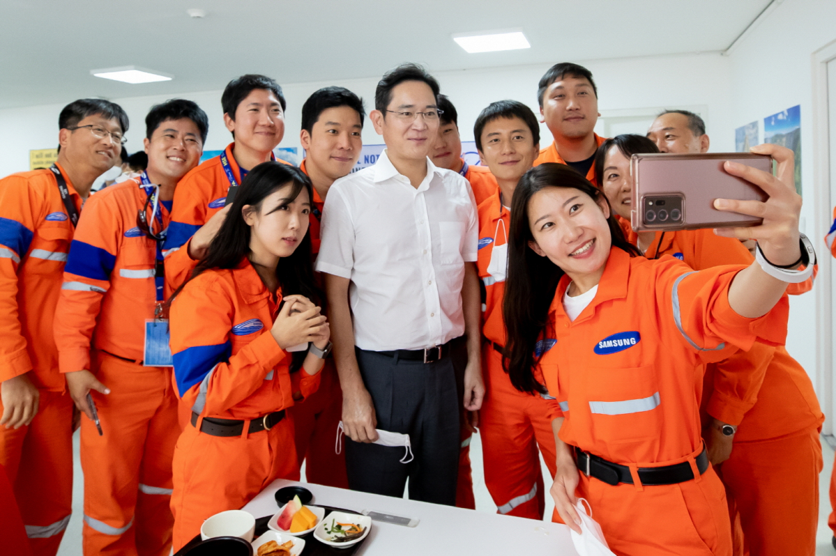 ▲이재용 부회장이 10일(현지 시각) 삼성엔지니어링 도스보카스 정유공장 건설 현장을 찾아 직원들과 기념촬영을 하는 모습 (사진제공=삼성전자)