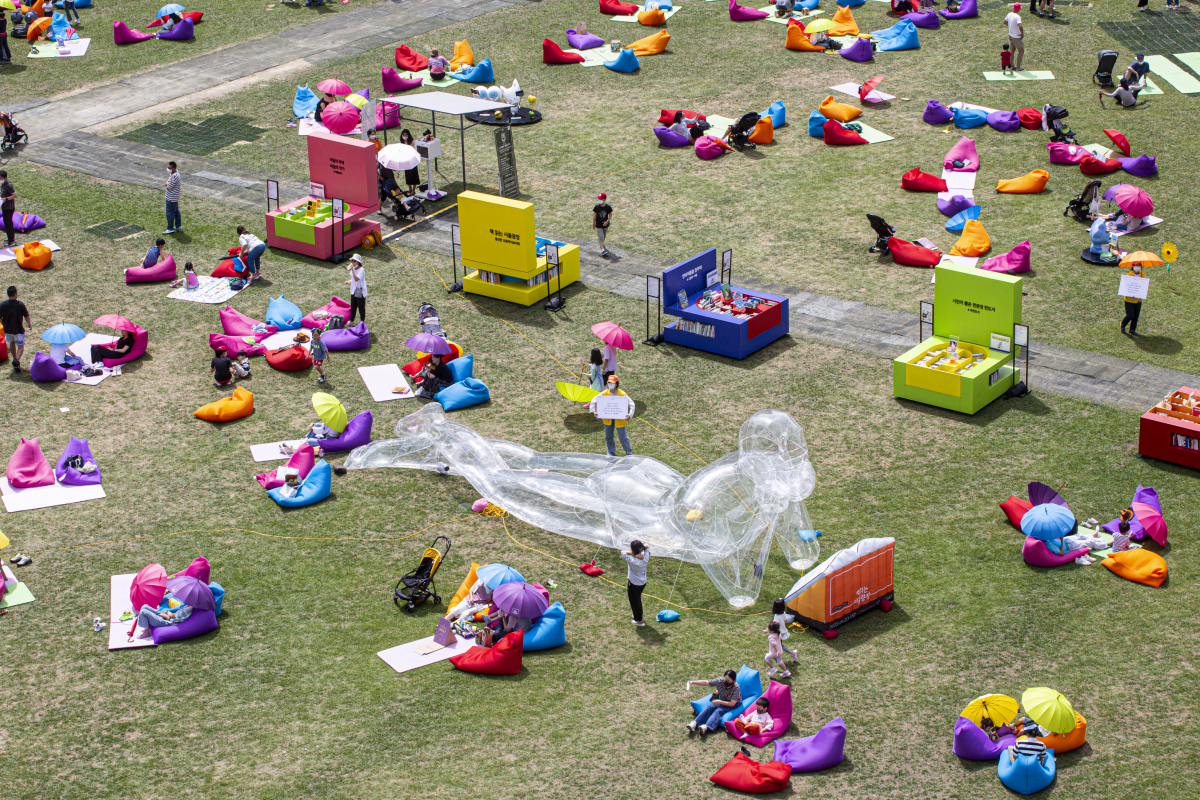 ▲지난 2일 재개장한 하반기 책 읽는 서울광장에 시민들이 휴식을 취하고 있다. (사진제공=서울시)