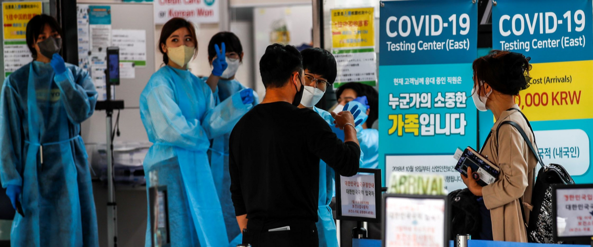 ▲12일 인천국제공항 코로나19 검사센터를 찾은 여행객들이 검사를 받기 위해 줄 서 있다. (뉴시스)