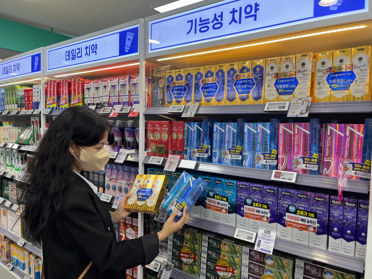 ▲롯데마트 제타플렉스점 구강용품 매장에서 고객이 기능성 치약을 고르고 있다.  (사진제공=롯데마트)