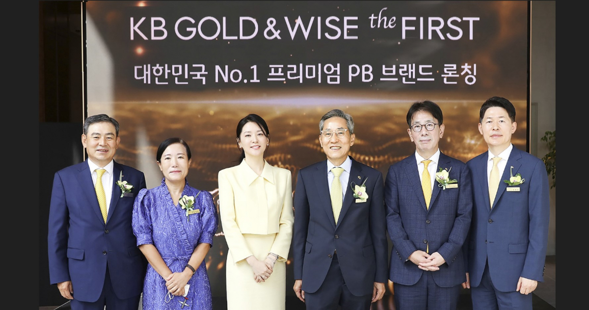 ▲왼쪽부터 KB증권 김성현 사장, KB증권 박정림 사장, 광고모델 이영애, KB금융그룹 윤종규 회장, KB국민은행 이재근 은행장, KB국민은행 최재영 전무 (KB금융그룹 )