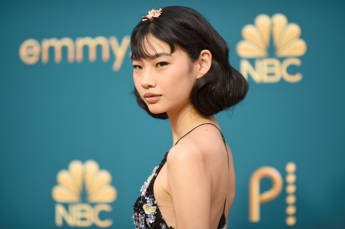 ▲배우 정호연이 12일(현지 시각) 미국 로스앤젤레스의 마이크로소프트 극장에서 열린 제74회 에미상 시상식에 도착해 포토타임을 갖고 있다. 정호연은 ‘오징어 게임’으로 여우조연상 후보에 올랐지만 수상이 불발됐다. (AP뉴시스)
