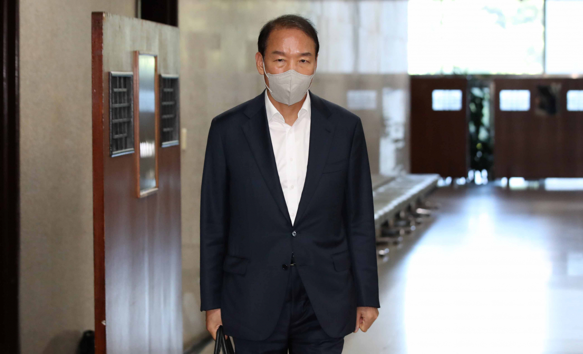 ▲[서울=뉴시스] 김선웅 기자 = 주기환 국민의힘 비상대책위원이 27일 오후 서울 여의도 국회에서 열린 국민의힘 비상대책위원 간담회에 참석하기 위해 회의실로 향하고 있다. 2022.08.27. mangusta@newsis.com